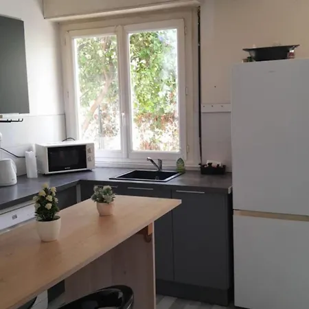 2 Chambres, 4 Personnes, Jardin, Proche Centre Отель *